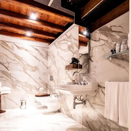 Hotell D H Lawrence 4*