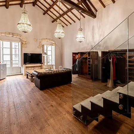 D H Lawrence מלון